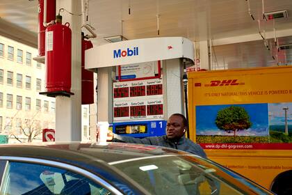 Una persona llena de combustible su coche en una gasolinera de Manhattan, el 28 de marzo de 2022. 