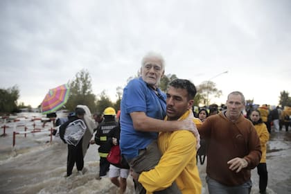 Una persona mayor es evacuada en Zárate