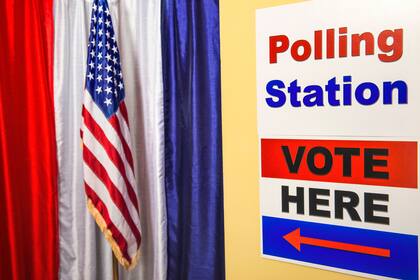 Una persona no podrá registrarse ni votar si fue condenada por un delito grave y se encuentra actualmente encarcelado