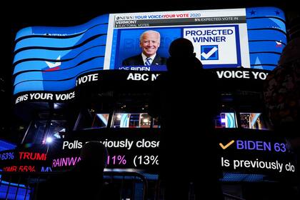 Una persona observa una pantalla que proyecta los resultados parciales de las elecciones en TImes Square, Nueva York