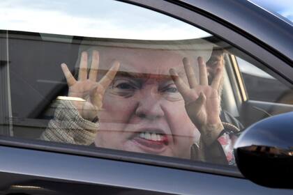 Una persona participa en una manifestación en Colorado Blvd para apoyar al presidente de EE. UU., Donald Trump.1 de enero de 2021, EE. UU., Pasadena