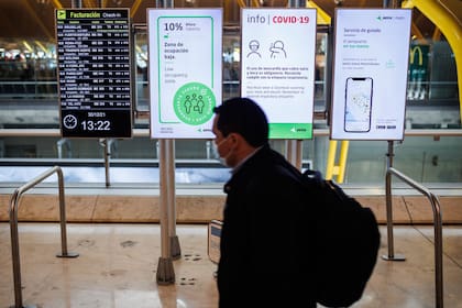 Una persona pasa delante de unos paneles con las medidas de seguridad Covid en la Terminal 4 del Aeropuerto Adolfo Suárez-Madrid Barajas, a 30 de diciembre de 2021, en Madrid, (España).  Alejandro Martínez Vélez - Europa Press