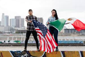 Una persona podrá tener derechos y obligaciones amparados por las leyes de ambos países