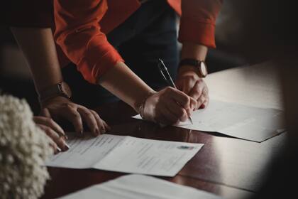 Una persona presente en EE.UU. que desea obtener la green card, debe iniciar un proceso de "ajuste de estatus" ante el Uscis