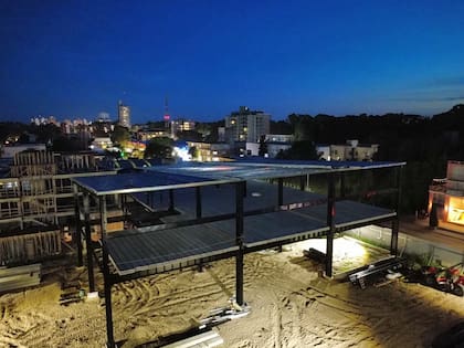 Una persona que trabajaba en una obra en construcción murió tras caer al vacío en Pinamar