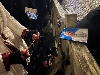 Una persona reza un rosario por la salud del Papa Francisco en la Plaza de San Pedro en Roma, Italia, el 24 de febrero de 2025