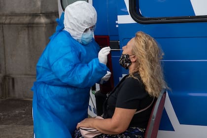 Una persona se somete a una prueba de PCR para Covid-19 en una instalación de pruebas frente al Congreso de Uruguay en Montevideo el 18 de diciembre de 2020, en medio de la pandemia del nuevo coronavirus