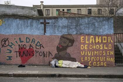 Una persona sin hogar duerme en la vereda en Montevideo, el 6 de agosto de 2020
