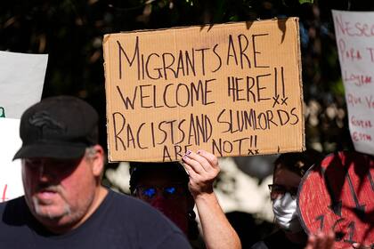 Una persona sostiene una pancarta durante una manifestación del Colectivo Comunitario de East Colfax para abordar los problemas crónicos en las unidades habitacionales donde viven personas desplazadas de sus países de origen en América Central y del Sur, el 3 de septiembre de 2024, en Aurora, Colorado.