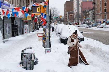 Una persona trata de cruzar una calle de Nueva York en medio de la nevada el 26 de enero del 2026. (AP foto/Seth Wenig, File)