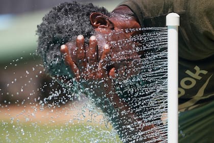 Una persona trata de librarse del calor en Richardson, Texas, el 31 de julio del 2025. (AP foto/LM Otero)