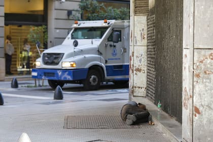 Una personas en situación de calle durmiendo en Perón y San Martín
