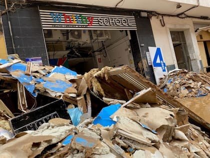 Una pila de escombros se amontona a las puertas de la academia Whitby