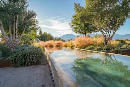 Una pileta mirador estructura los recorridos y fugas del jardín: dirige la mirada hacia al paisaje, refleja el cielo del valle e invita a contemplar.