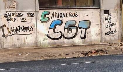 Una pintada con el reclamo que activó Moyano