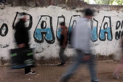 Una pintada de Taiana, el candidato que encabezó la oferta peronista