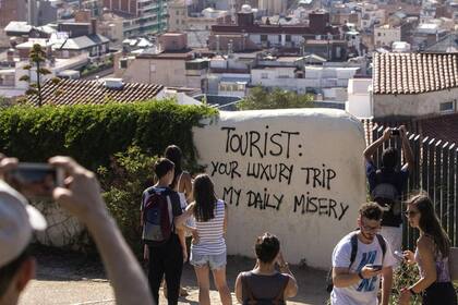 Una pintada denuncia los efectos negativos del turismo masivo en Barcelona, una de las ciudades donde más crece la "turismofobia"