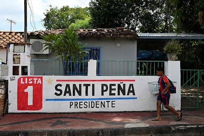 Una pintada partidaria a favor del candidato oficialista Santiago Peña