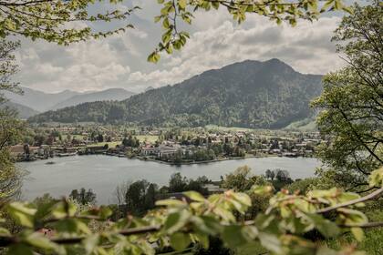 Una pintoresca vista de las propiedades junto al lago en Tegernsee, Alemania, en un valle que ha sido durante mucho tiempo un refugio para los ricos, 9 de mayo de 2022.