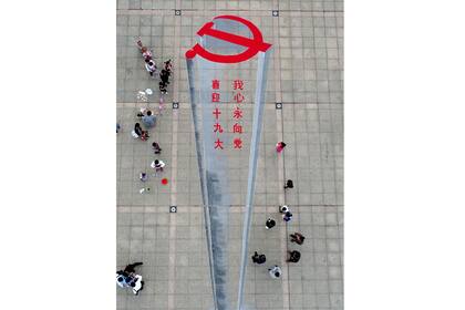 Una pintura callejera del emblema del Partido Comunista de China. Al promover la globalización, mientras otros países se retiran de este tipo de políticas, China podría asumir el papel de guardián del sistema mundial de comercio