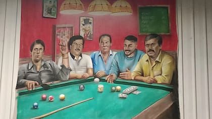 Una pintura incautada tras el arresto de Sebastián Marset en Santa Cruz de la Sierra, Bolivia: Tony Montana (personaje de Scarface), Pablo Escobar, Roberto Suárez Gómez, Marset y el Chapo Guzmán