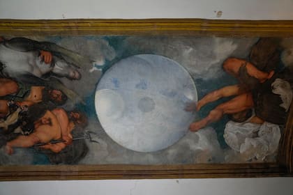 Una pintura mural atribuida al artista del siglo XVI Michelangelo Merisi, conocido como Caravaggio, se ve dentro del Casino dell'Aurora, también conocido como Villa Ludovisi, en Roma, el martes 30 de noviembre de 2021. 