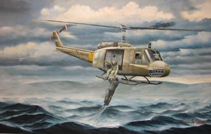 Una pintura que retrata al helicóptero piloteado por Svendsen luego de sumergir su patín en el agua para rescatar a César Arca. En la puerta del Bell, quien sostiene al piloto naval es el cabo primero San Miguel