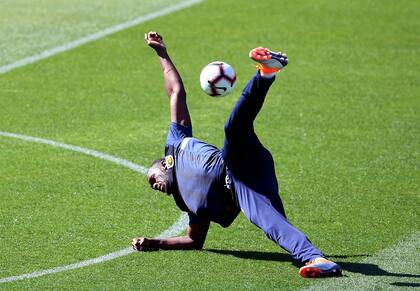 Una pirueta de Bolt durante el entrenamiento con su equipo australiano