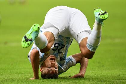Una pirueta de Nahuel Molina, que se metió con determinación en la selección.