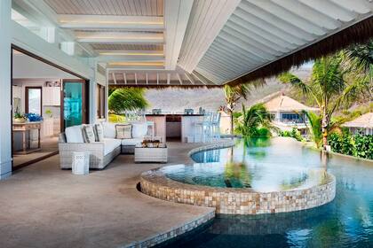 Una piscina envolvente permita que los huéspedes salgan a refrescarse directamente de sus suites