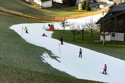 Una pista de esquí rodeada de pasto verde, en Schruns, Austria. (Photo by DIETMAR STIPLOVSEK / APA / AFP) / Austria OUT