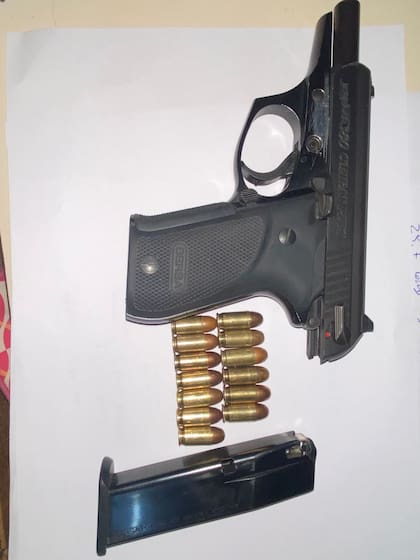 Una pistola Bersa 9 mm secuestrada durante el allanamiento en la comisaría 8a. de San Martín por el cobro ilegal de "protección" a comerciantes de la zona