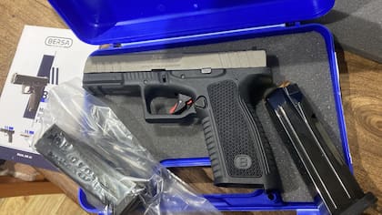 Una pistola Bersa con su cargador