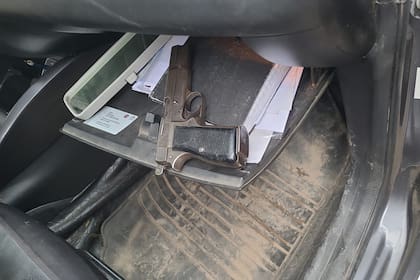 Una pistola reglamentaria del policía condenado fue encontrada en la guantera del auto