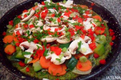 Una pizza deliciosa de vegetales y hongos.