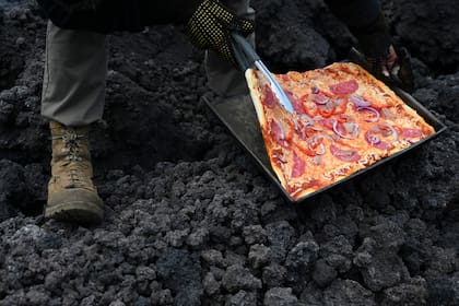 Una pizza se hornea en los ríos de lava que bajan del volcán Pacaya