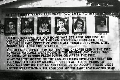Una placa con la foto de los cinco hermanos Sodder que pide justicia por su desaparición