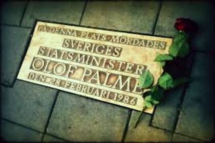 Una placa conmemorativa de Palme en la plaza del asesinato