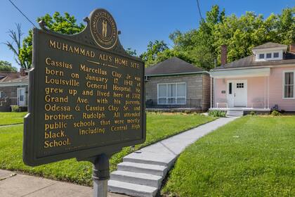 Una placa conmemorativa en honor a Muhammad Ali, afuera de la casa de su infancia en Louisville, Kentucky