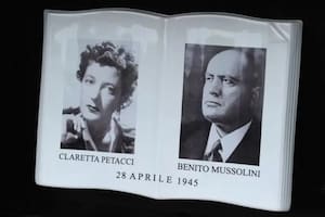 Una placa conmemorativa, inaugurada en 2012, recuerda el lugar donde fueron fusilados Mussolini y su amante, Claretta Petacci, hace 80 años