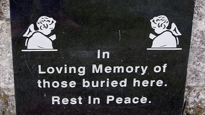 Una placa en el santuario de Tuam, condado de Galway erigido en memoria de hasta 800 niños que supuestamente fueron enterrados en el lugar de la antigua casa para madres solteras dirigidas por monjas