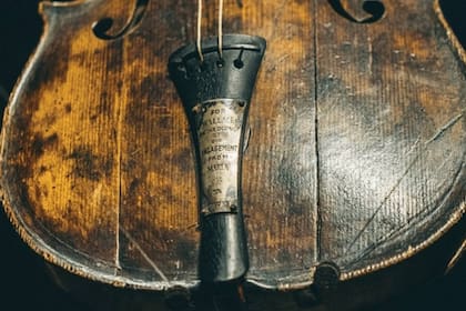 Una placa metálica en el violín acredita la pertenencia del instrumento a Wallace Hartley, el director de la orquesta del Titanic, que tocó hasta último momento en la cubierta del transatlántico