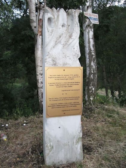Una placa que recuerda el accidente del vuelo 367 de JAT en Ceska Kamenica, actual República Checa