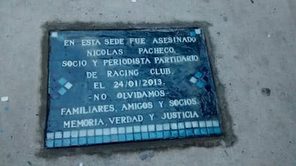 Una placa recuerda el asesinato de Nicolás Pacheco en la sede de Racing de Villa del Parque