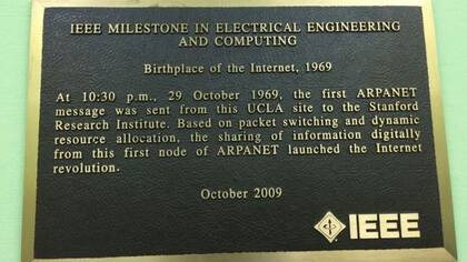 Una placa recuerda el primer mensaje enviado en la incipiente red Arpanet