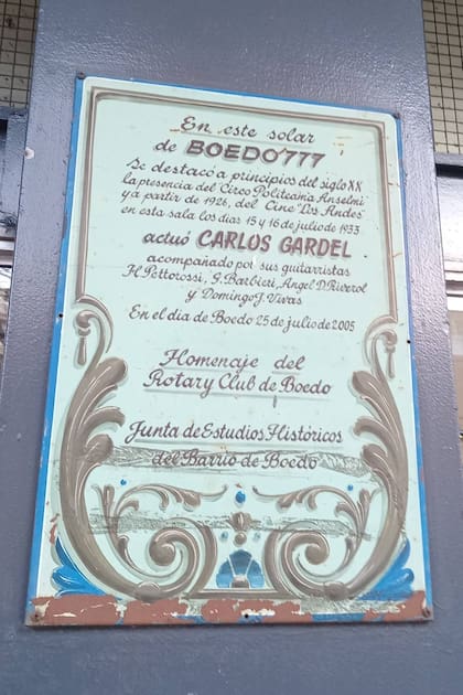 Una placa recuerda que en lo que fuera el cine Los Andes, en Boedo 777 -hoy hay una sucursal de un hipermercado- actuó en julio de 1933 Carlos Gardel junto con sus guitarristas