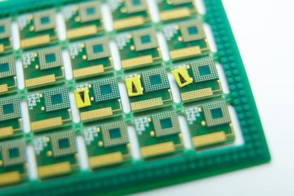 Una plancha con las antenas fractales que van dentro de los celulares modernos