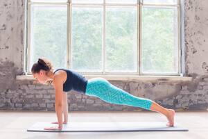 Una plancha no requiere equipo, pero una colchoneta puede ser útil para el agarre y la amortiguación