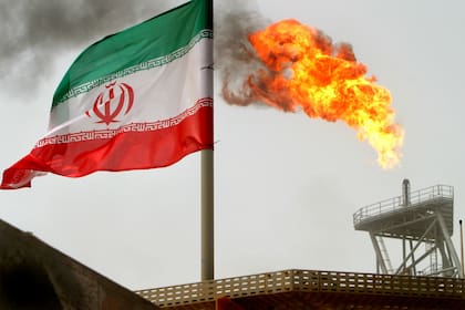 Los precios del petróleo suben más de 4% en la apertura de los mercados de Asia