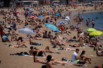 Una playa de Barcelona, colmada. (AP Foto/Emilio Morenatti)
